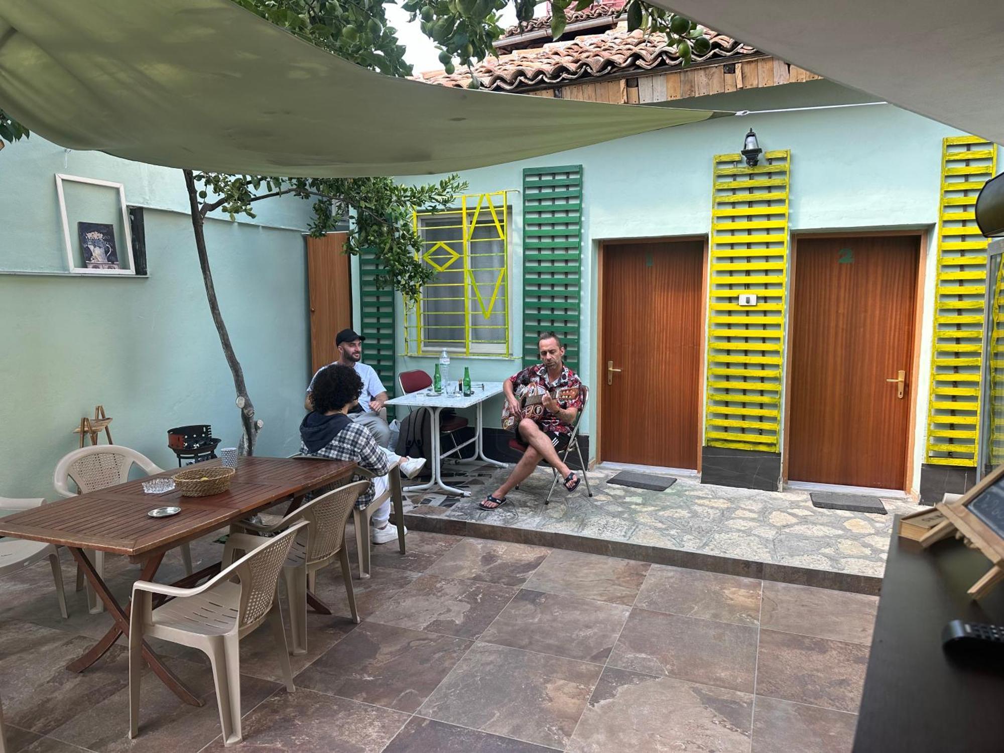 Tirana Lemon Breeze Hostel Екстер'єр фото